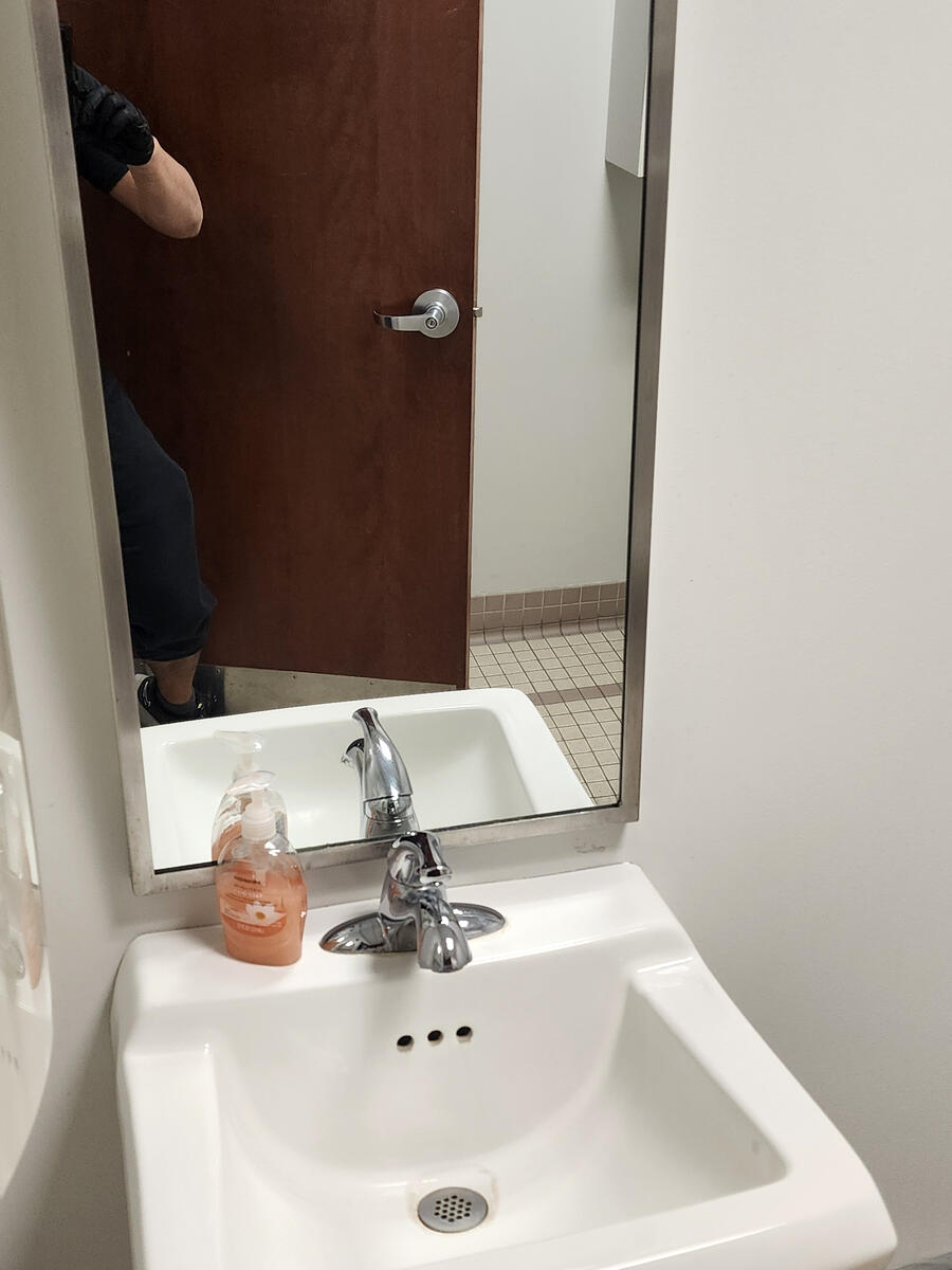 Commercial bathroom cleaning / Limpieza de baños comerciales