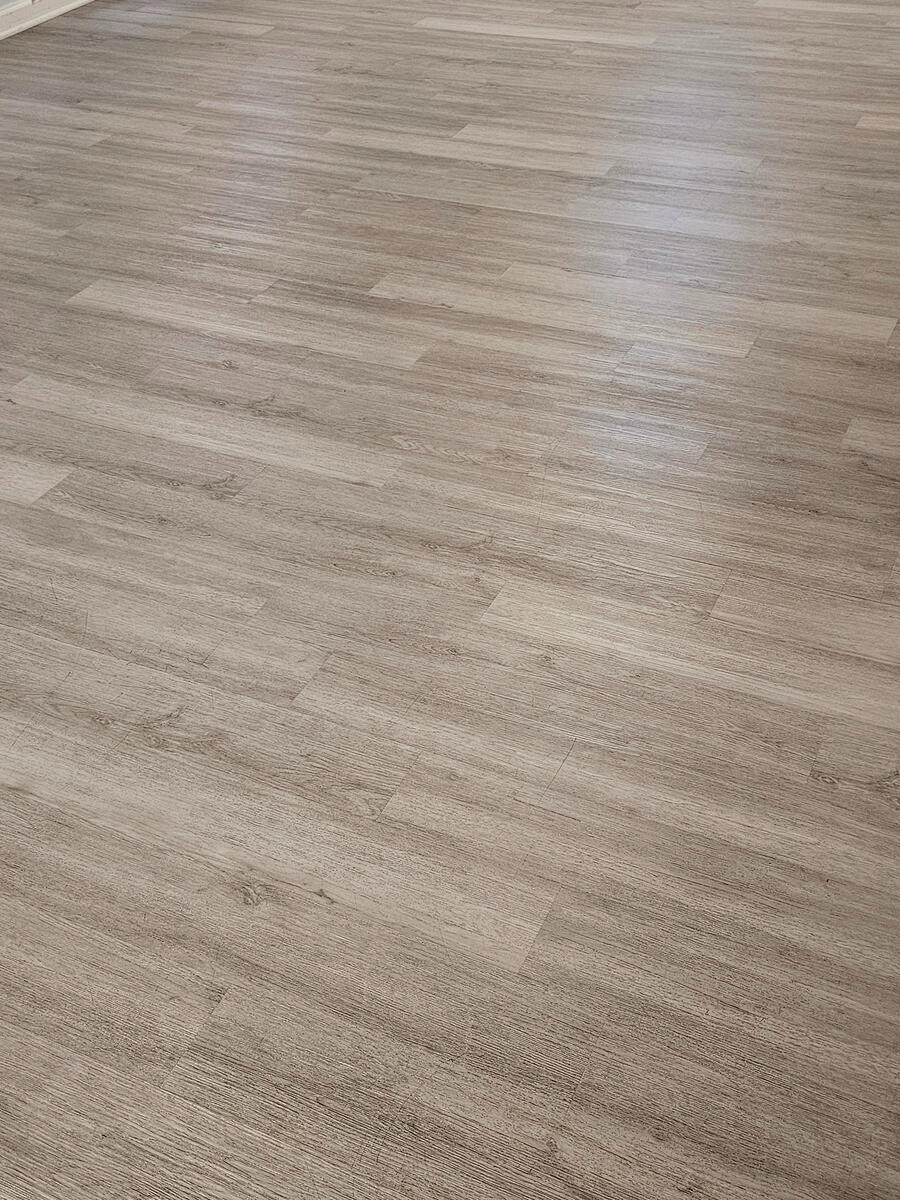 Clean floor detail / Detalle de piso limpio