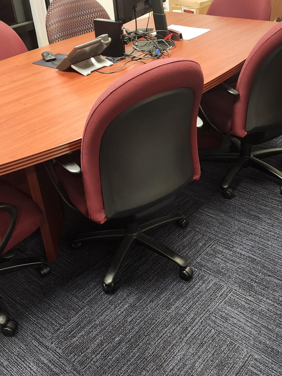 Meeting room cleaning / Limpieza de sala de reuniones