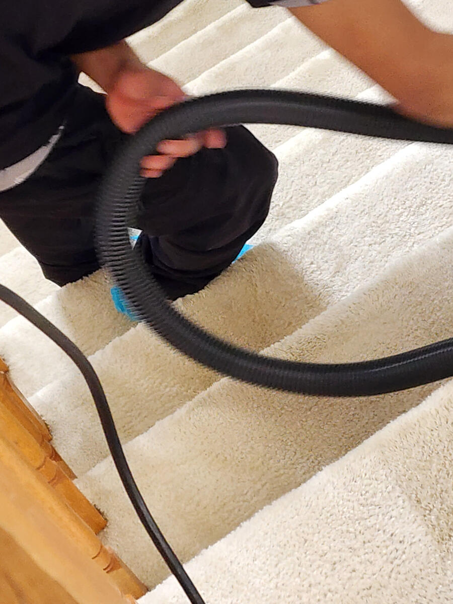 Stair cleaning in progress / Limpieza de escaleras en proceso