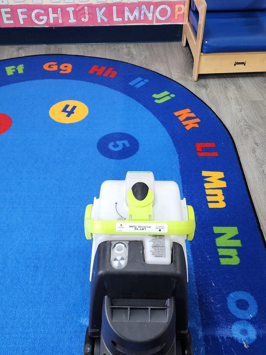 Daycare floor cleaning / Limpieza de pisos en guarderías