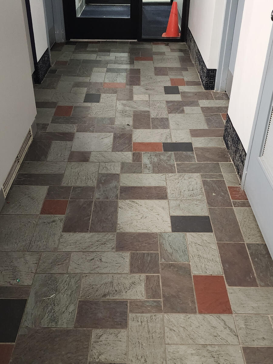 Commercial entryway / Entrada comercial